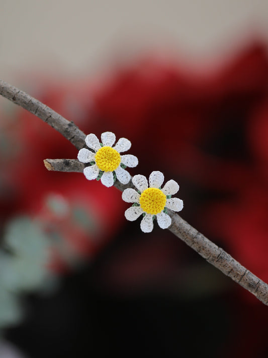 White daisy stud earrings